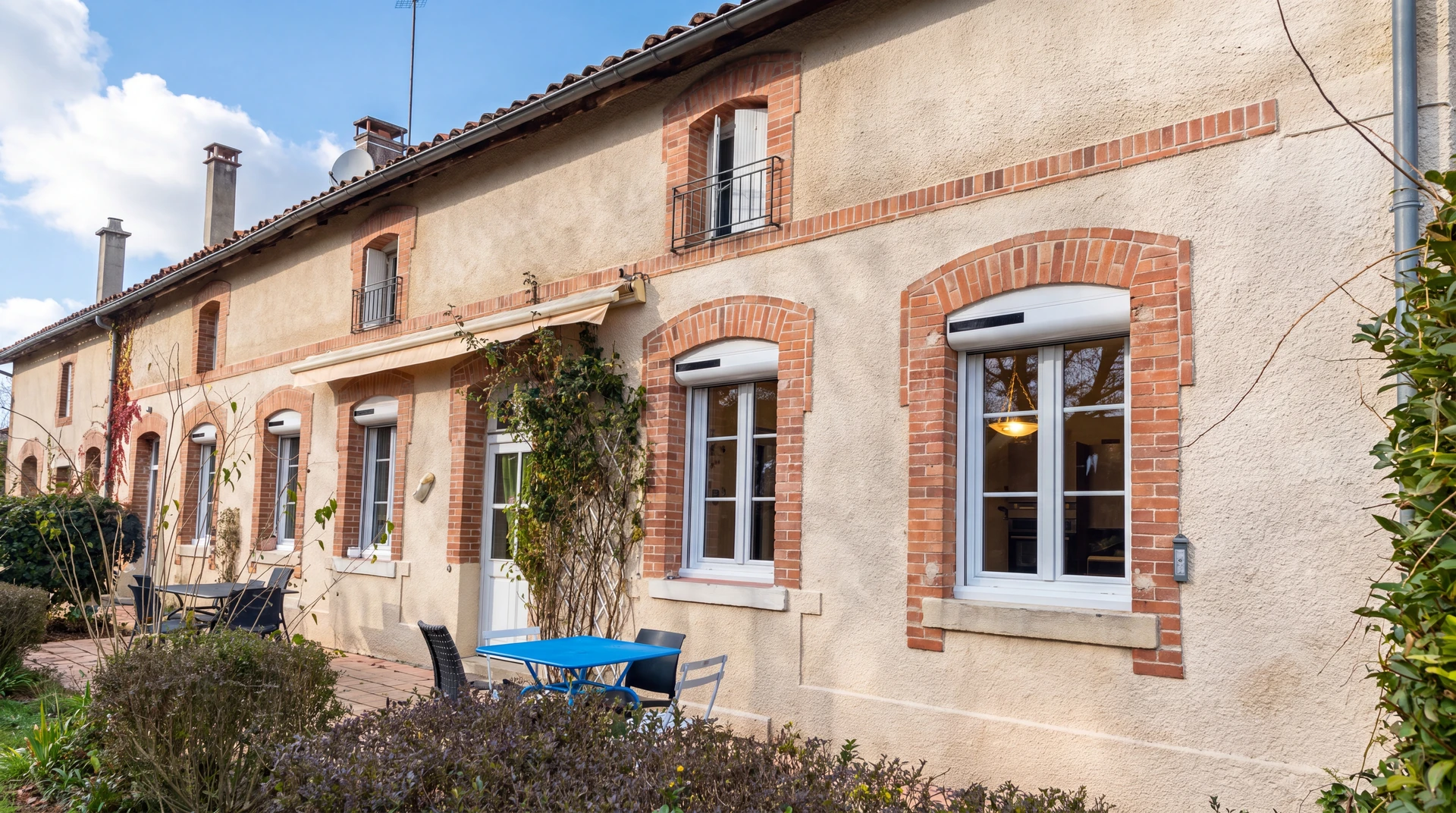 Façade d'une maison de maître française à deux étages, style rural traditionnel