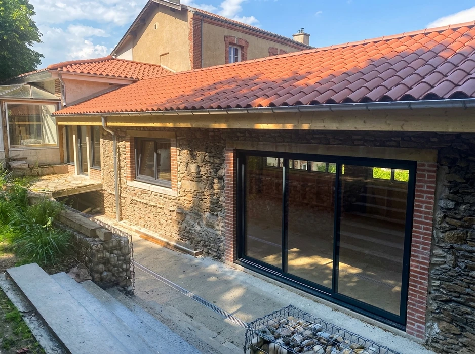 Extension de maison en cours de finition, vue extérieure
