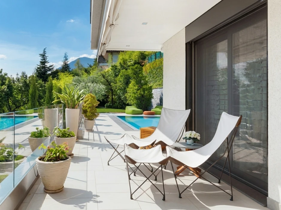 Terrasse moderne avec vue sur piscine extérieure rectangulaire
