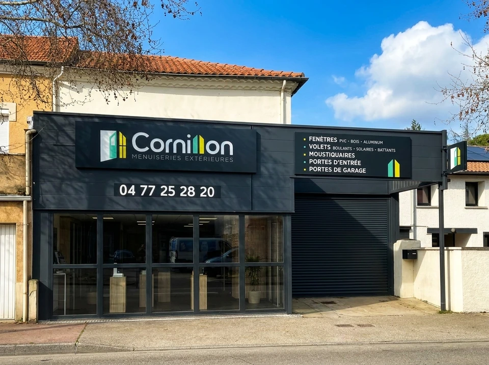 Façade d'un commerce spécialisé en menuiseries extérieures, enseigne "Cornillon Menuiseries Extérieures"