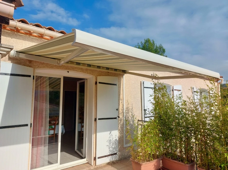 Terrasse moderne avec vue sur piscine extérieure rectangulaire