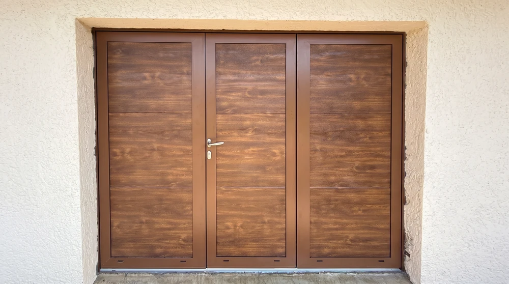 Entrée de maison contemporaine plain-pied, façade mixte bardage bois naturel et enduit blanc, toiture ardoise noire, porte d'entrée aluminium anthracite avec vitrage et poignée inox