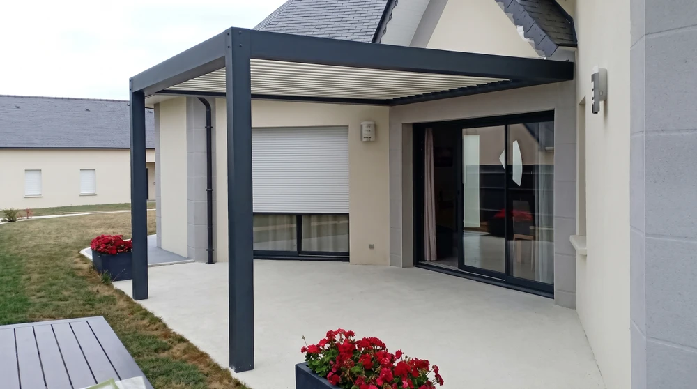 Maison contemporaine à deux niveaux, vue extérieure, façade bicolore gris anthracite et blanc cassé