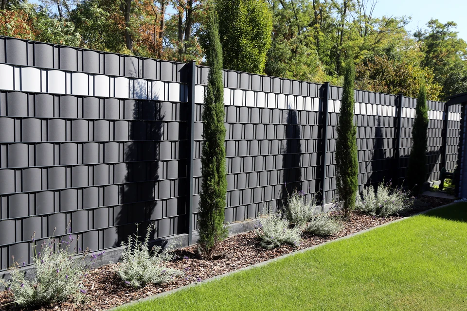 Fenêtre française à double vantaux en bois de teinte dorée, avec petits-bois apparents formant six carreaux