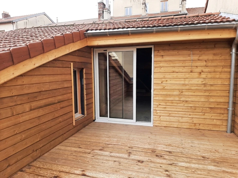 Façade extérieure d'un bâtiment résidentiel en crépi blanc