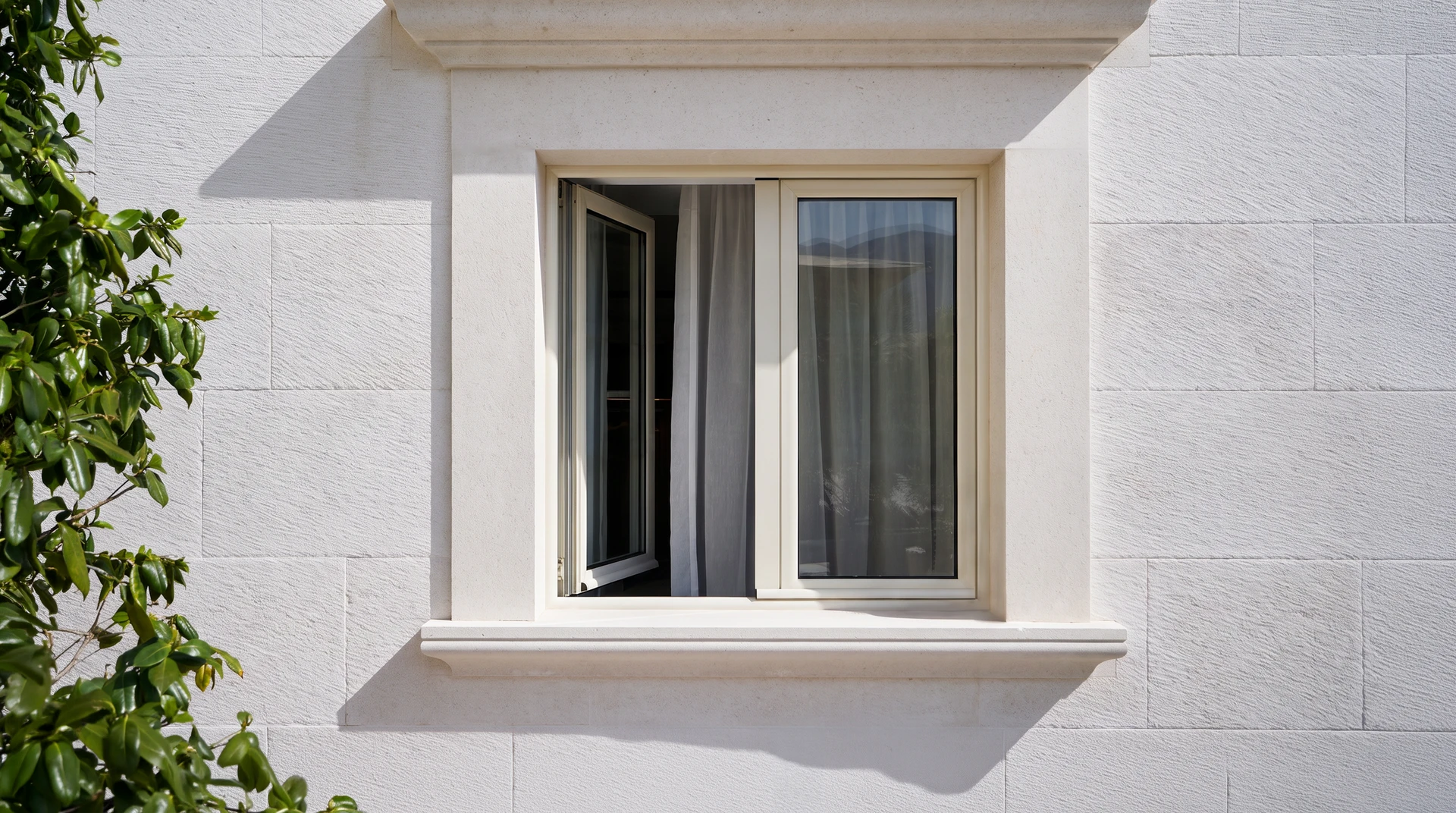 Entrée moderne d'une maison individuelle, numéro 16, bardage bois horizontal en cèdre rouge, porte d'entrée aluminium avec vitrage feuilleté sérigraphié motif feuillage, auvent courbe zinc-titane, allée en dalles béton sur gravillon noir, végétation méditerranéenne, boîte aux lettres encastrée, décoration cœur bois