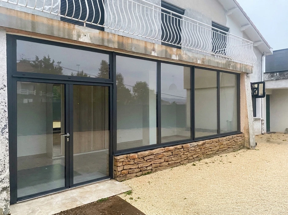 Façade d'un commerce spécialisé en menuiseries extérieures, enseigne "Cornillon Menuiseries Extérieures"
