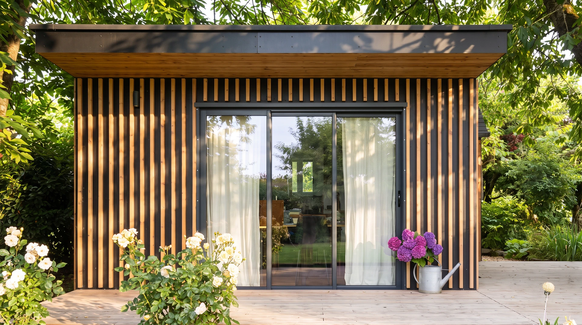 Terrasse extérieure avec pergola bioclimatique à lames orientables en aluminium anthracite, fixée sur structure métallique tubulaire