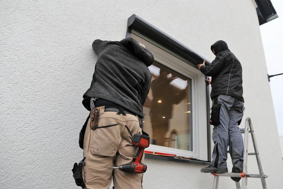 Showroom de menuiserie, comptoir en bois avec échantillons de profilés aluminium et PVC pour fenêtres et portes
